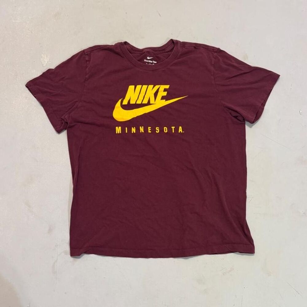 Nike Men's Burgundy and Red T-shirt
